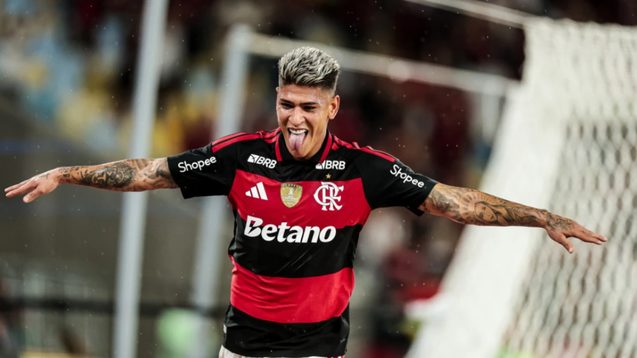 Carrascal em ação pelo Flamengo durante partida do Brasileirão