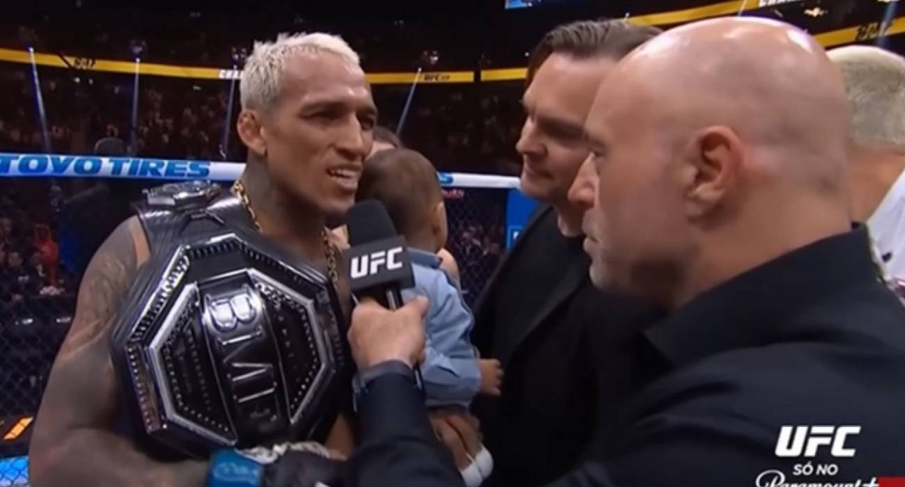 Charles do Bronx comemorando vitória no UFC 326 após derrotar Max Holloway