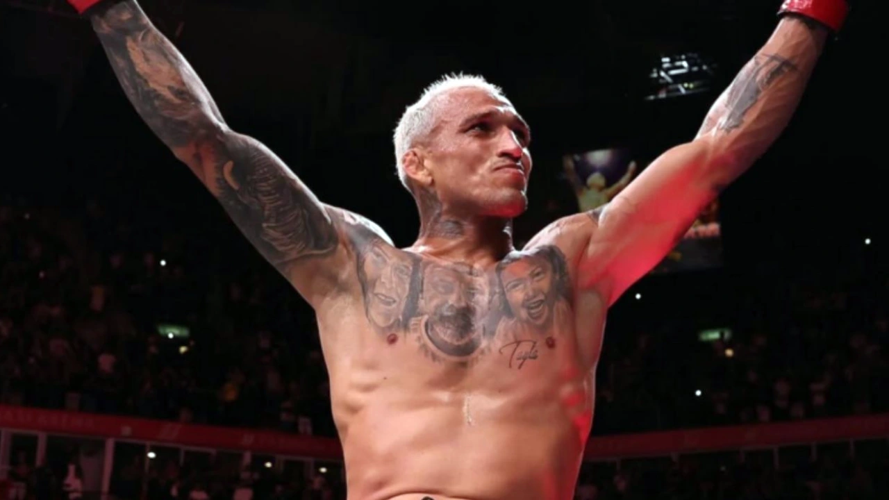 Charles do Bronx controlando Max Holloway no chão durante luta do UFC