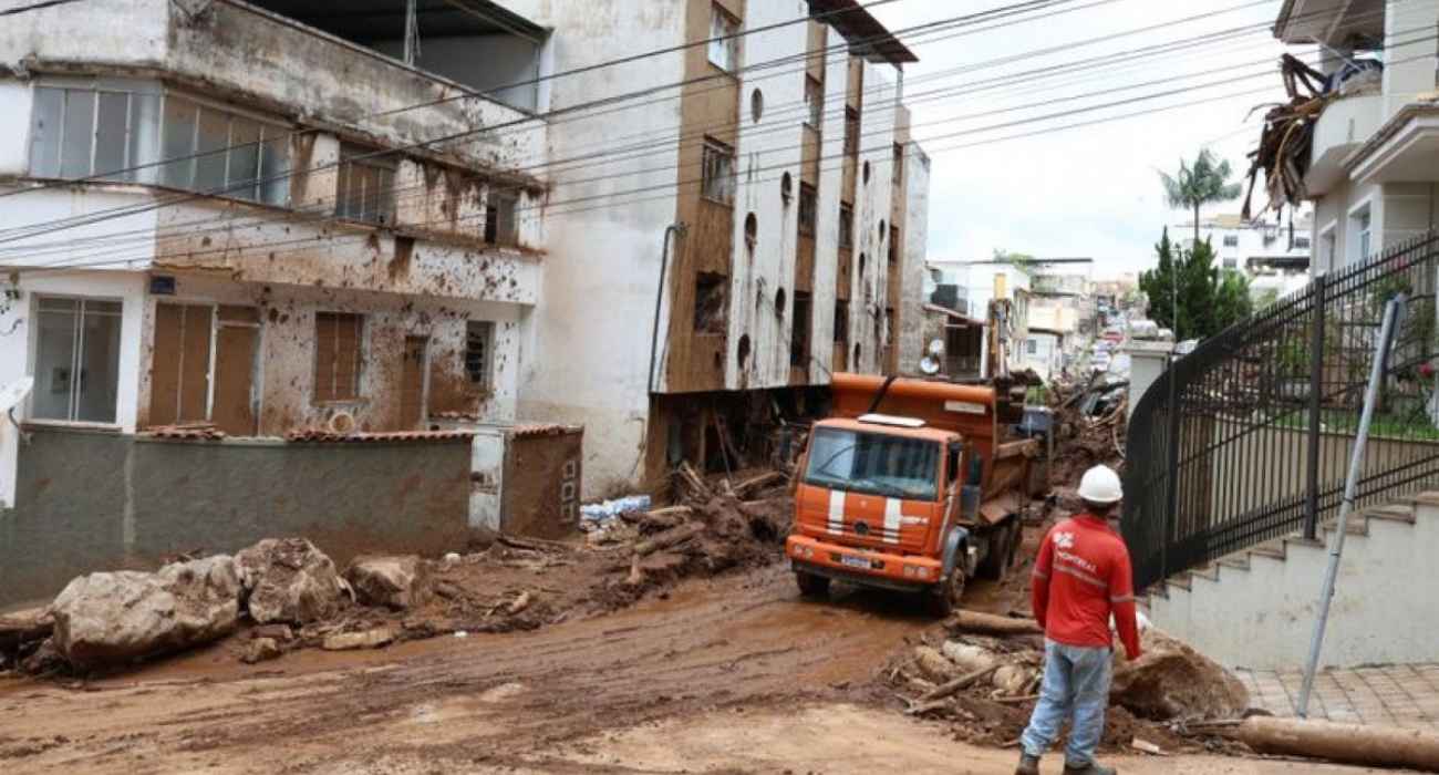 Chuvas em Juiz de Fora causam deslizamentos, mortes e retirada de moradores