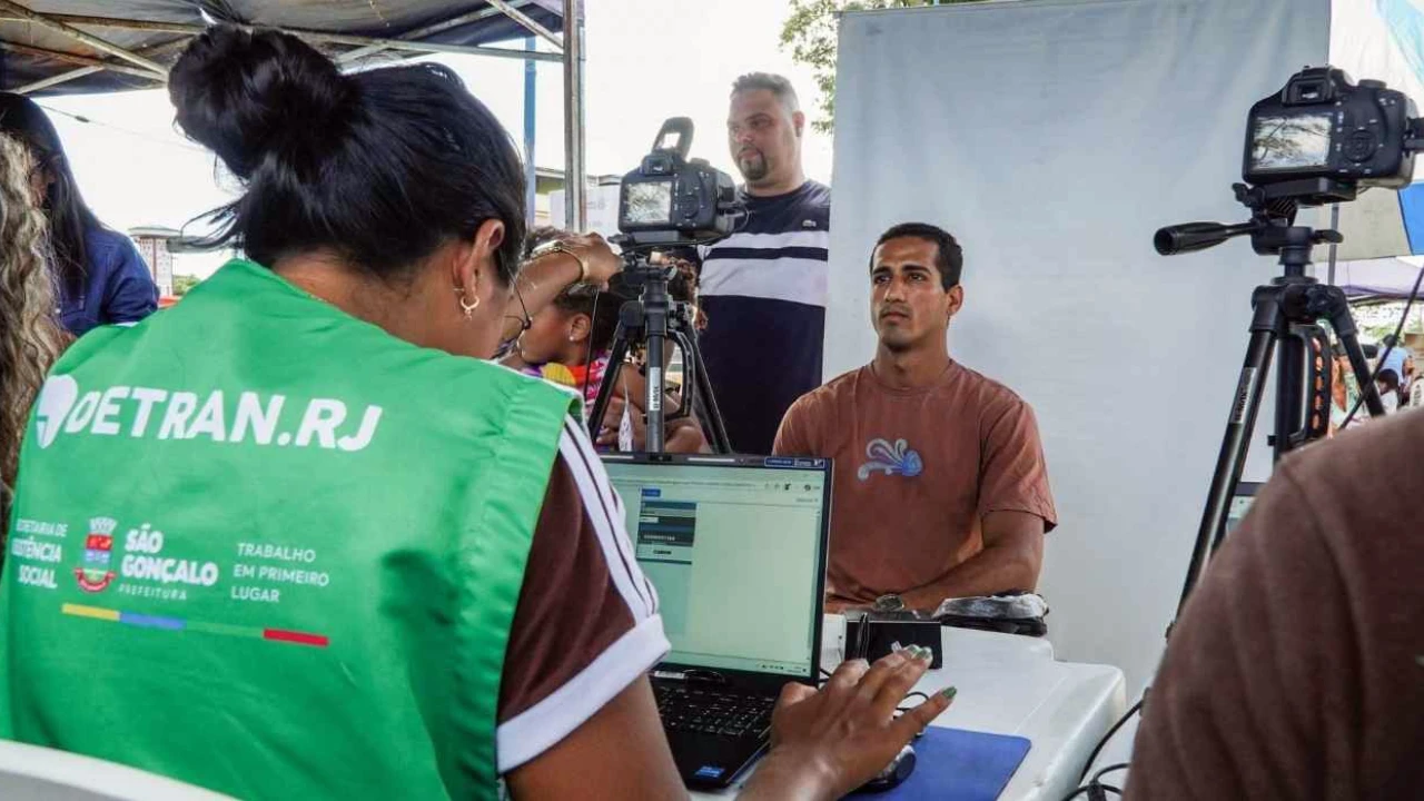 Ação do Cidadania Itinerante na Praça da Trindade com moradores sendo atendidos Ação do Cidadania Itinerante na Praça da Trindade com moradores sendo atendidos