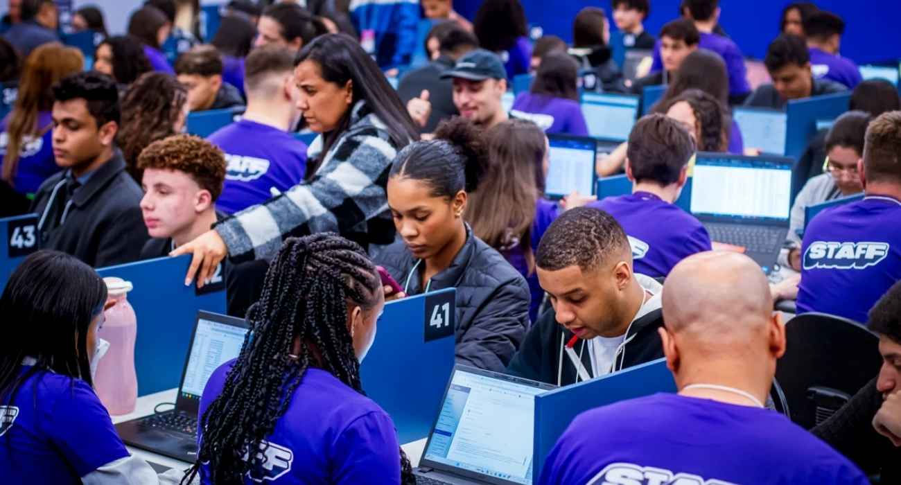 Fachada do CIEE durante atendimento de candidatos em maratona de vagas na Bahia