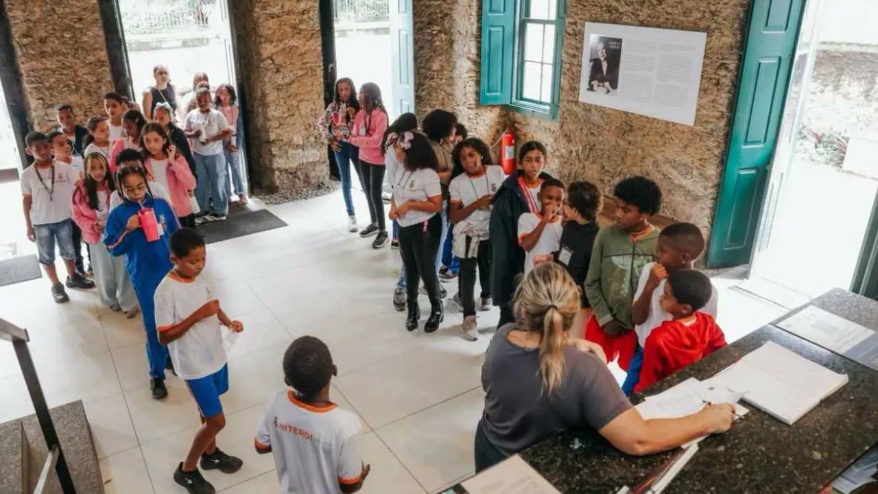 Alunos da rede municipal durante visita cultural do Circuito da Cidade Alunos da rede municipal durante visita cultural do Circuito da Cidade