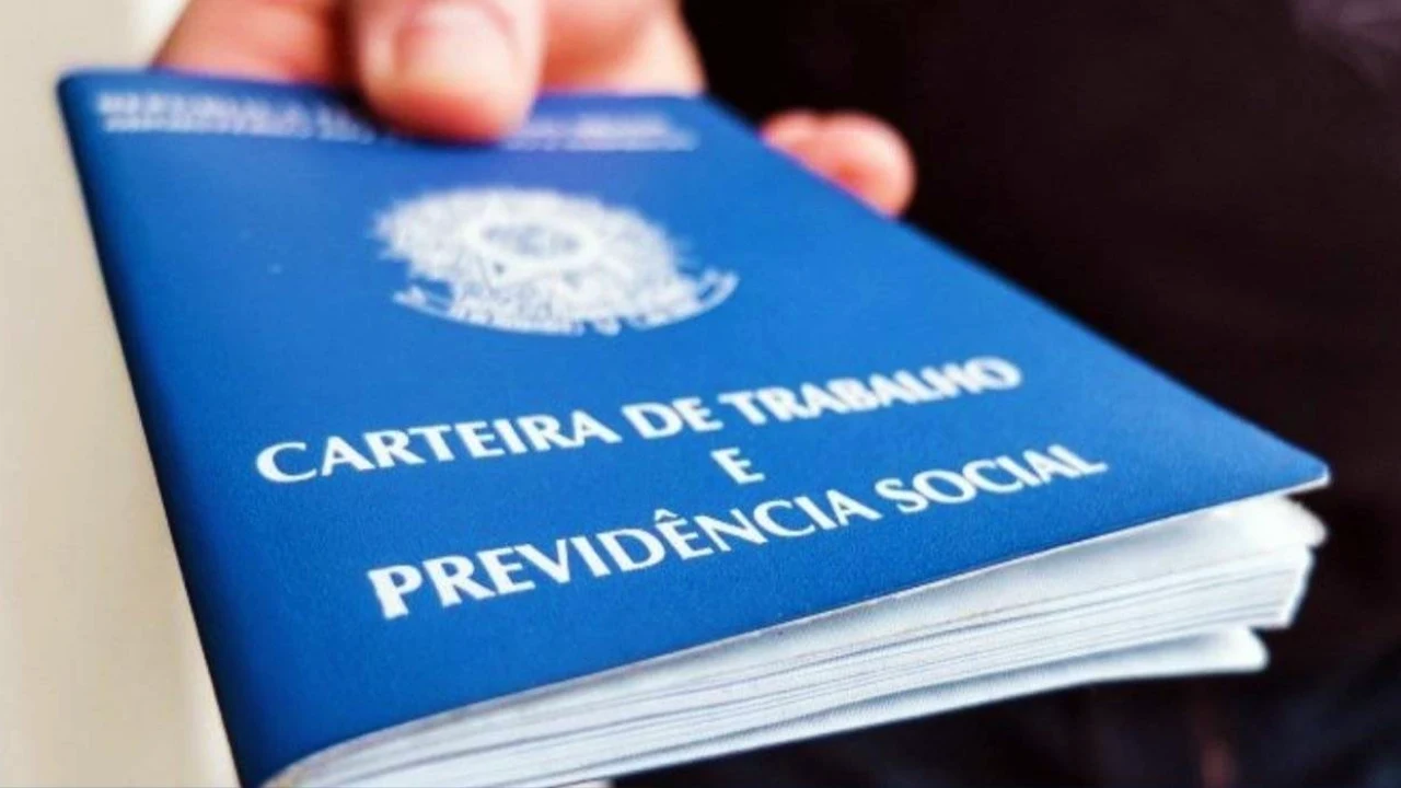 Profissional analisando currículo e buscando emprego em 2026 Profissional analisando currículo e buscando emprego em 2026