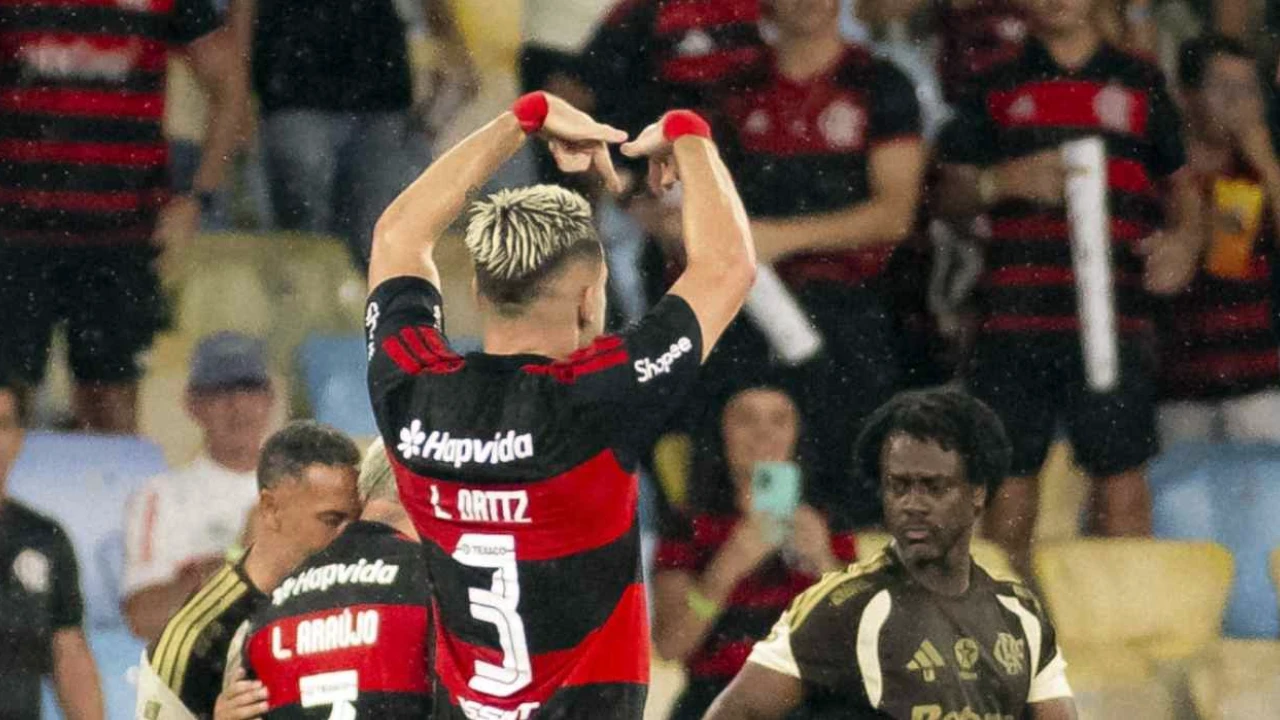 Defesa do Flamengo em ação durante jogo no Maracanã