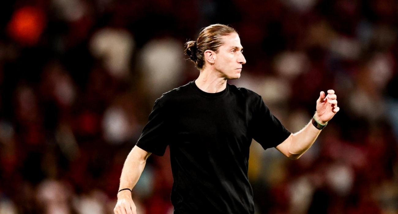Filipe Luís durante partida do Flamengo em 2026 à beira do campo