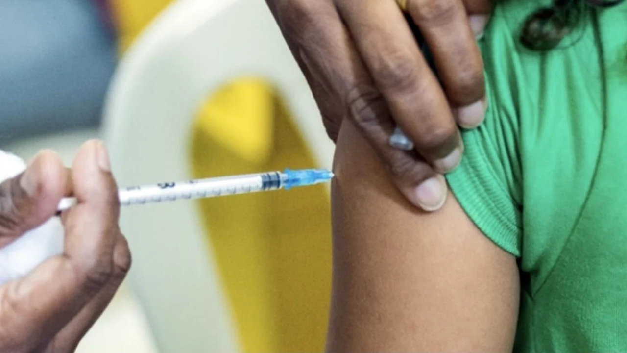 Profissional de saúde aplicando vacina contra gripe em paciente