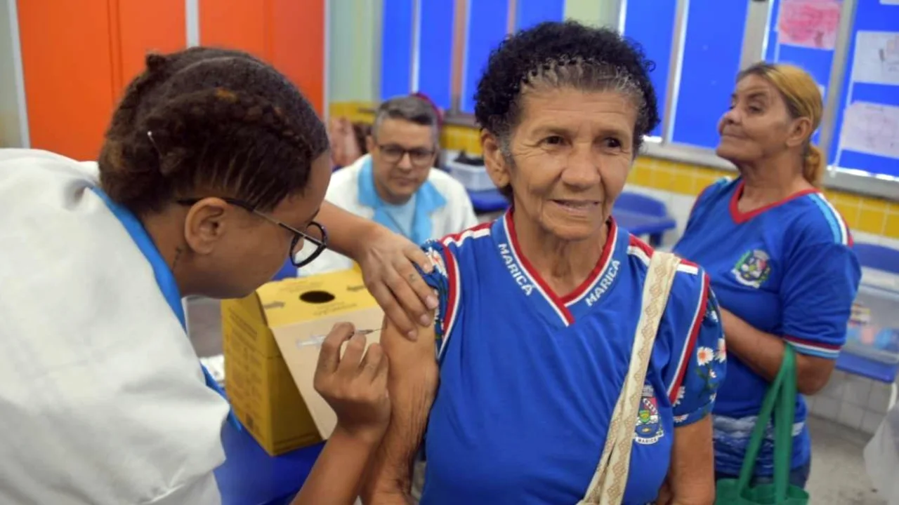 Vacinação contra gripe em ponto estratégico de Maricá com moradores sendo atendidos