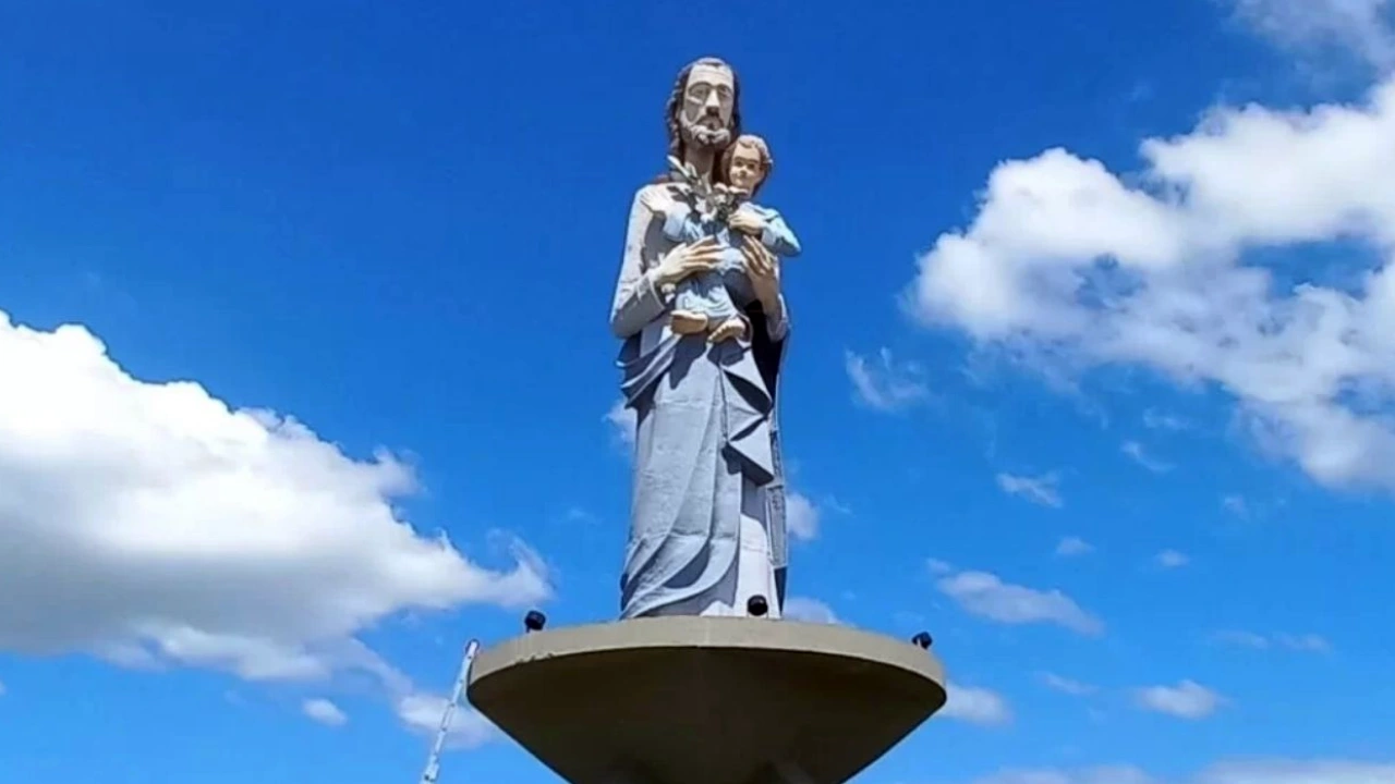 Fiéis participam de missa em homenagem a São José em igreja da região