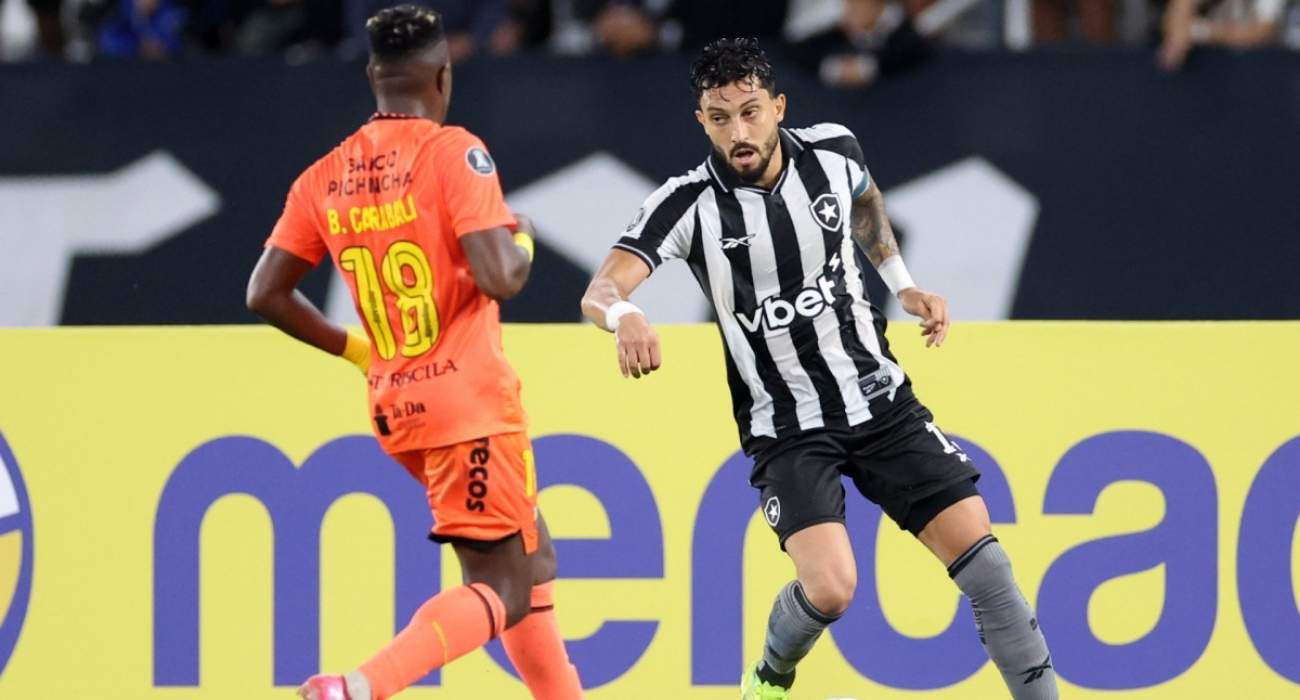 Alex Telles durante partida do Botafogo após eliminação na Libertadores Alex Telles durante partida do Botafogo após eliminação na Libertadores