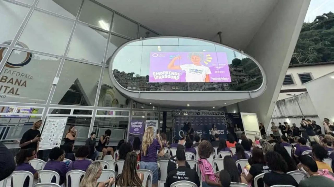 Evento de lançamento do Empreende Viradouro em Niterói com autoridades