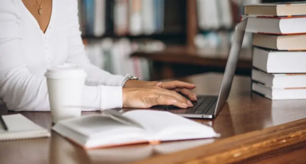 Candidato realizando prova objetiva do enam 2026 em sala organizada pela FGV Candidato realizando prova objetiva do enam 2026 em sala organizada pela FGV