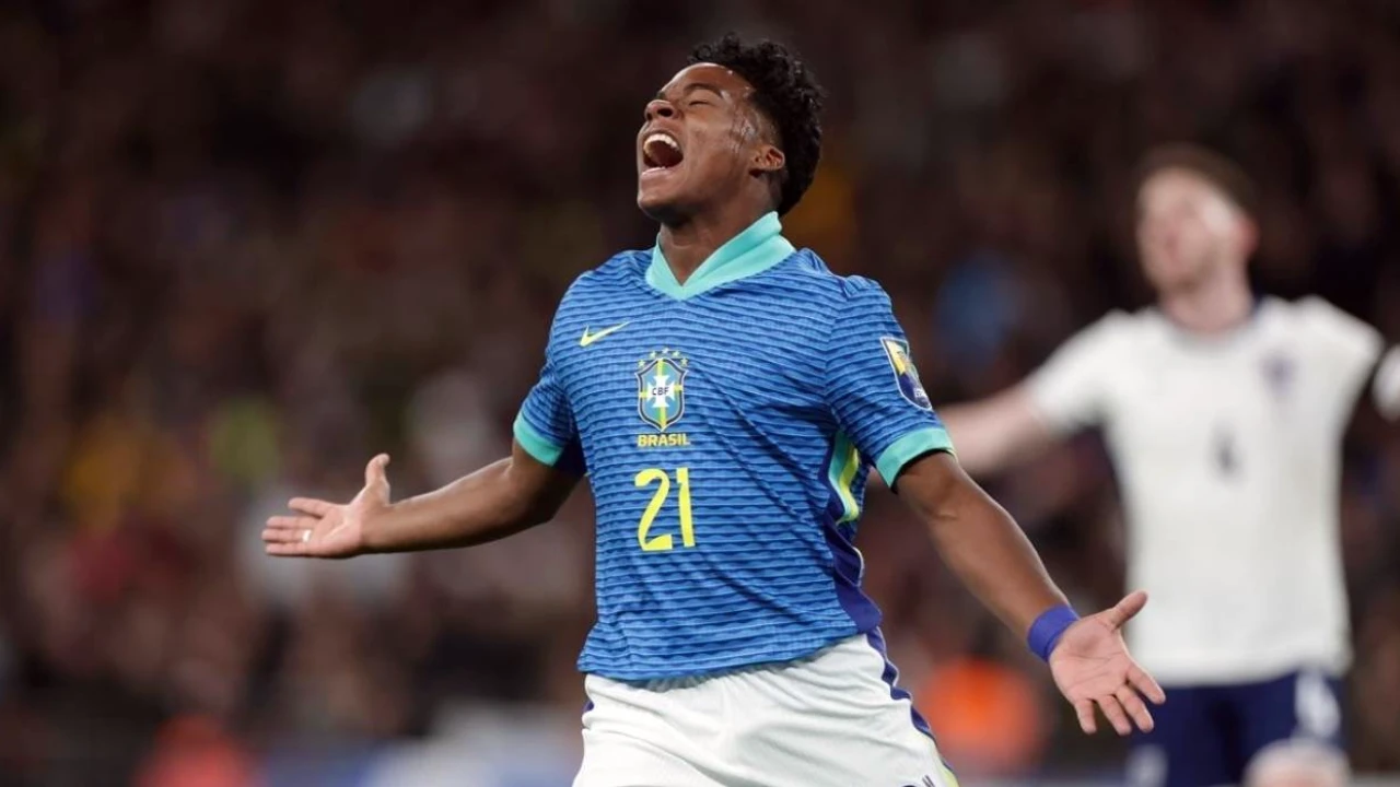 Endrick em ação pelo Lyon durante partida no futebol europeu