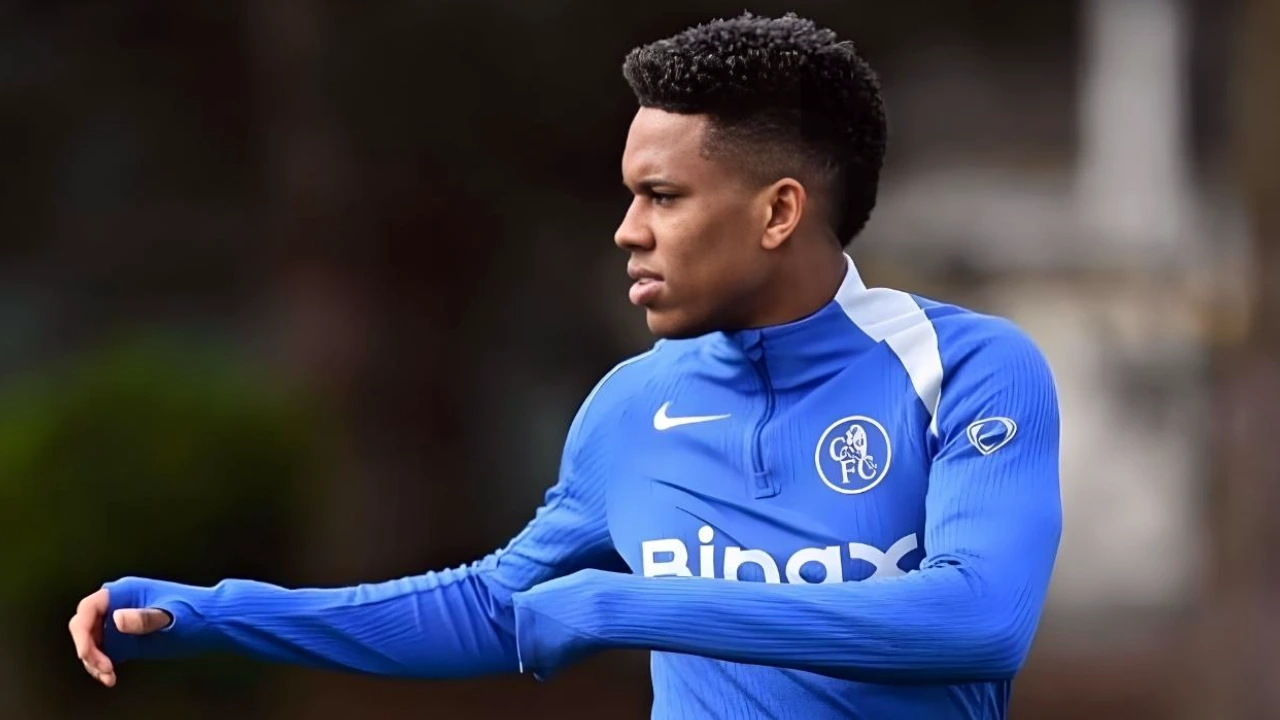 Estêvão deixa campo com dores em jogo do Chelsea