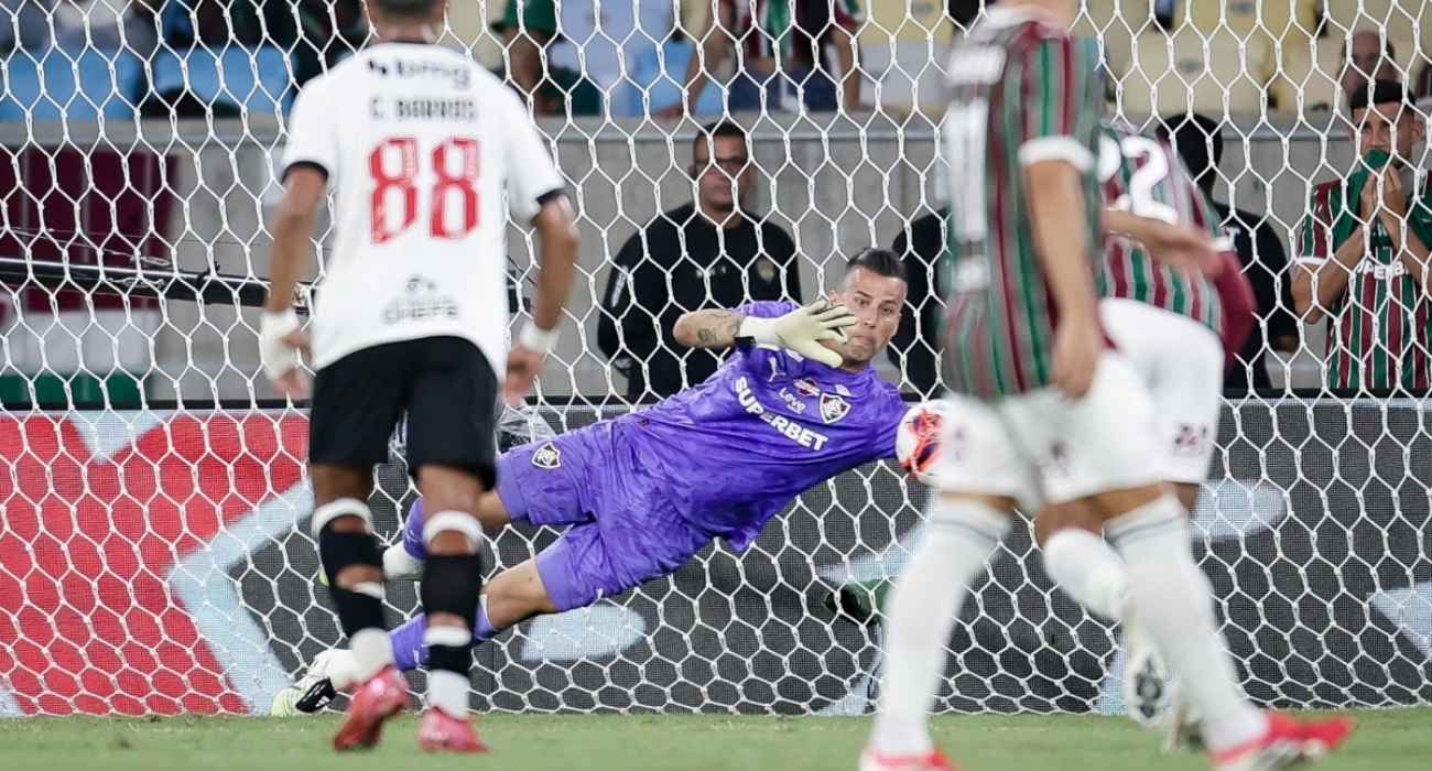 Fábio defende pênalti em Fluminense x Vasco no Maracanã Fábio defende pênalti em Fluminense x Vasco no Maracanã