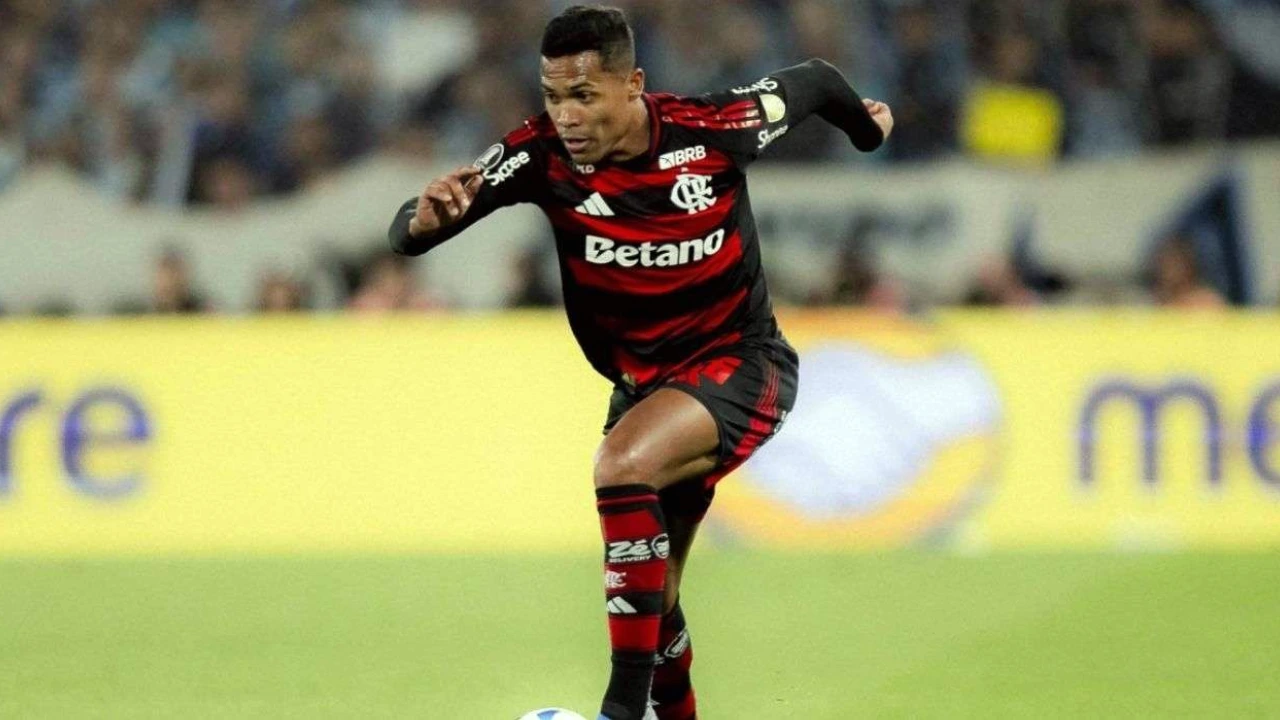Alex Sandro em ação pelo Flamengo durante partida oficial