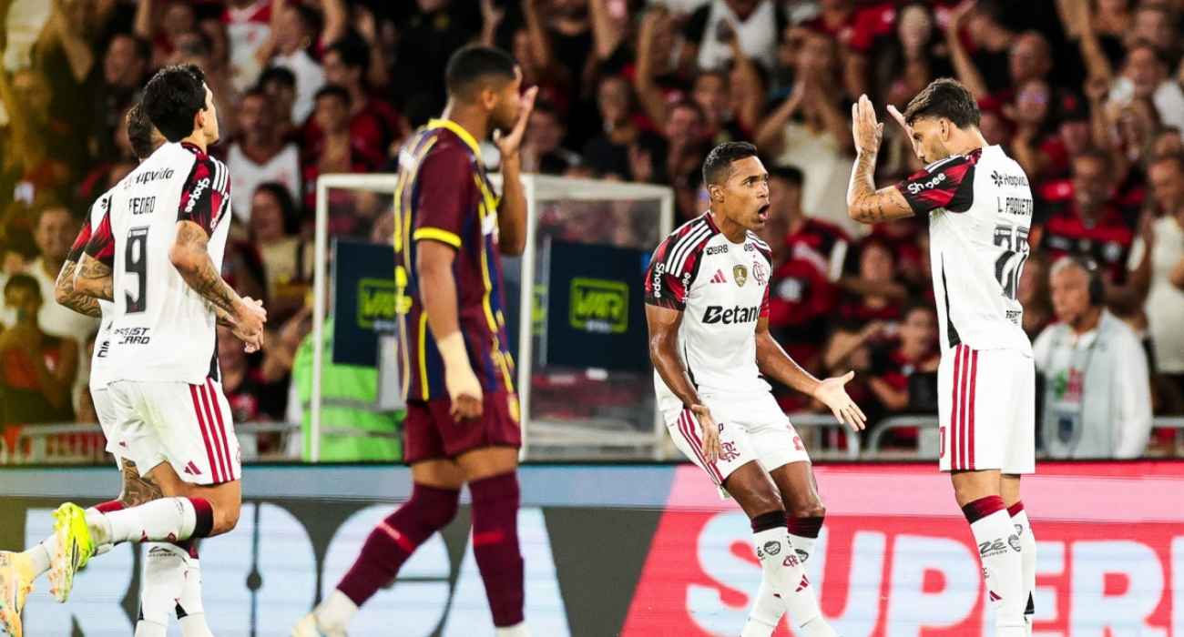 Jogadores do Flamengo comemoram gol na semifinal do Carioca no Maracanã Jogadores do Flamengo comemoram gol na semifinal do Carioca no Maracanã