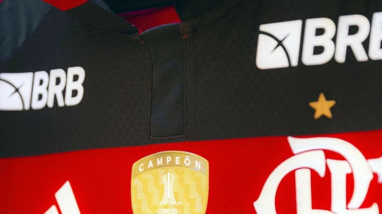 Uniforme do Flamengo com patrocinadores estampados durante partida