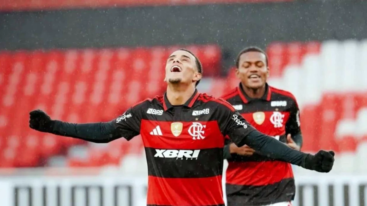Ryan Roberto comemora gol pelo Flamengo Sub-20
