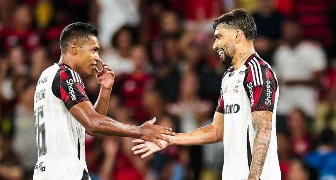 Jogadores do Flamengo comemoram gol enquanto torcida reage no Maracanã Jogadores do Flamengo comemoram gol enquanto torcida reage no Maracanã