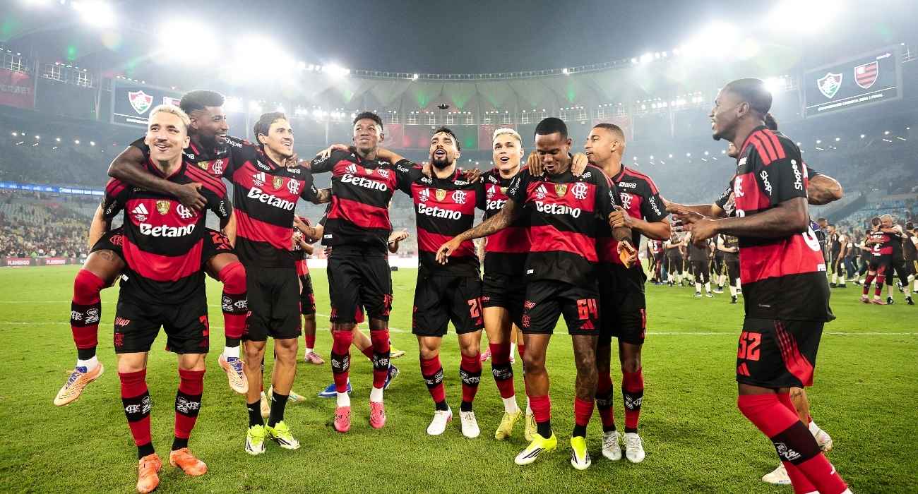 Torcida do Flamengo no Maracanã durante jogo do Brasileirão