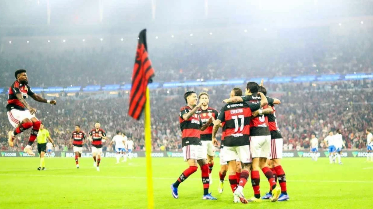 Jogadores de Flamengo e Remo disputando bola no Maracanã