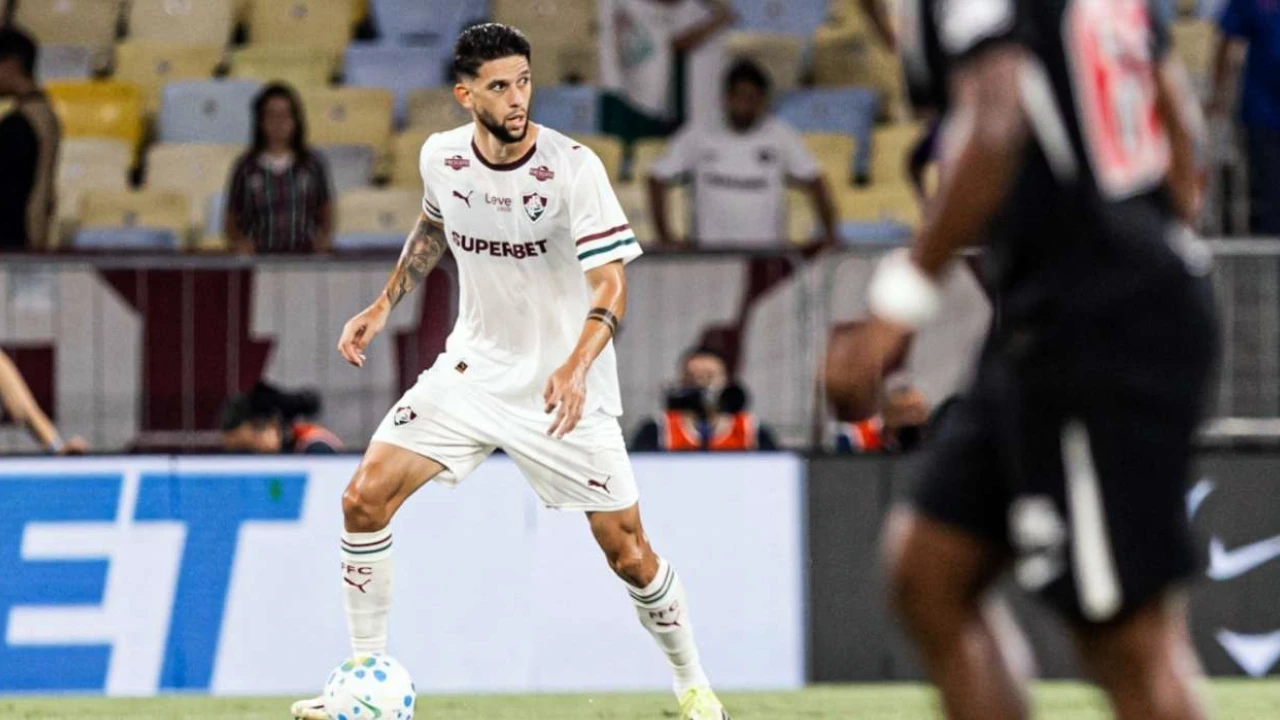 Jogador do Vasco cabeceia em lance de gol contra o Fluminense