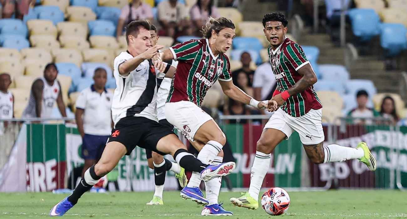 Canobbio durante disputa de bola com jogadores do Vasco durante clássico entre Fluminense e Vasco