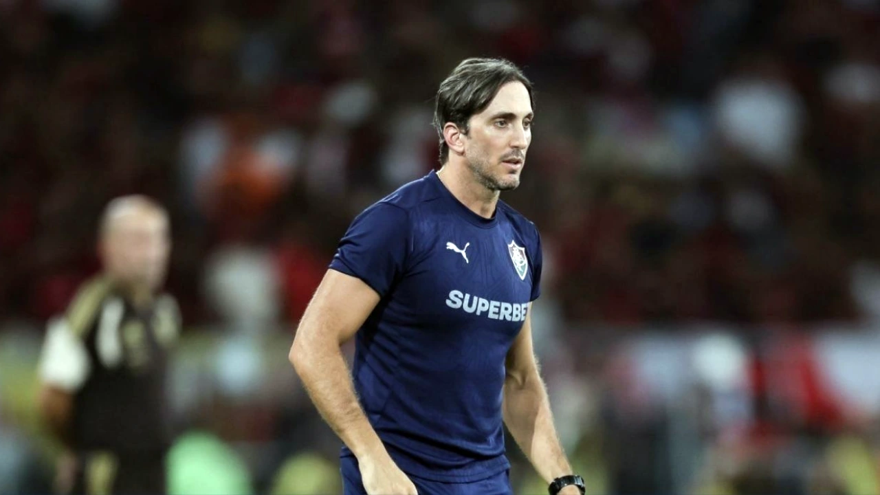 Jogadores de Fluminense e Athletico-PR disputam bola no Maracanã
