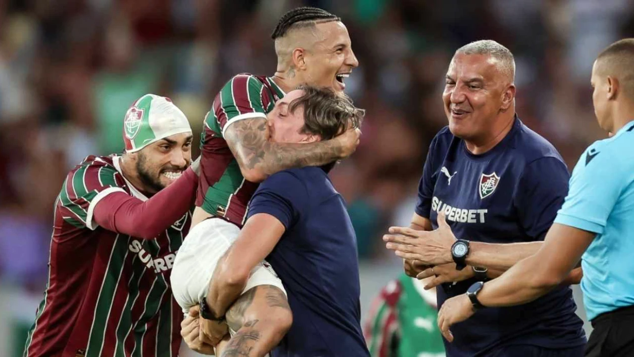 Guilherme Arana comemora gol pelo Fluminense no Maracanã