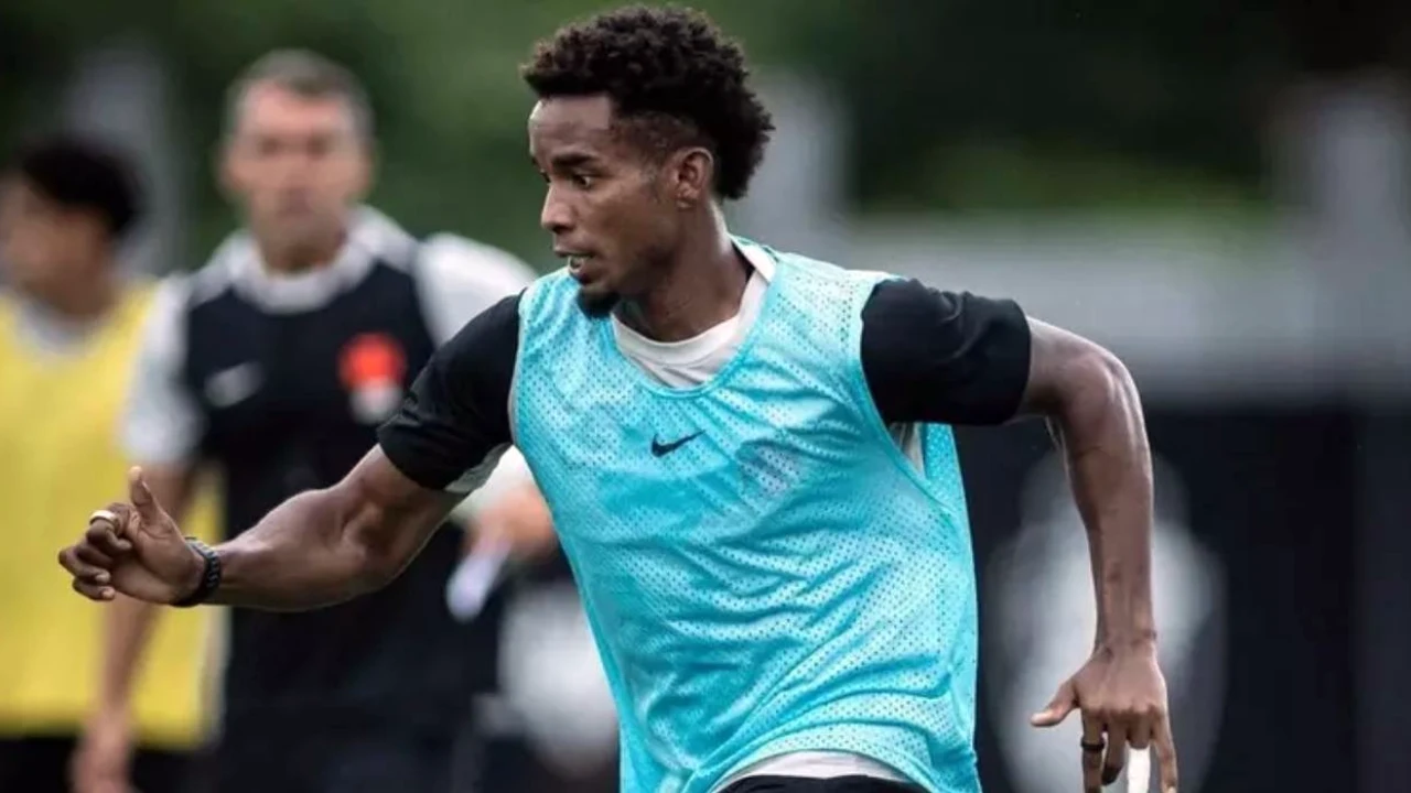 Jogadores de Cruzeiro e Vasco disputam bola em partida do Brasileirão