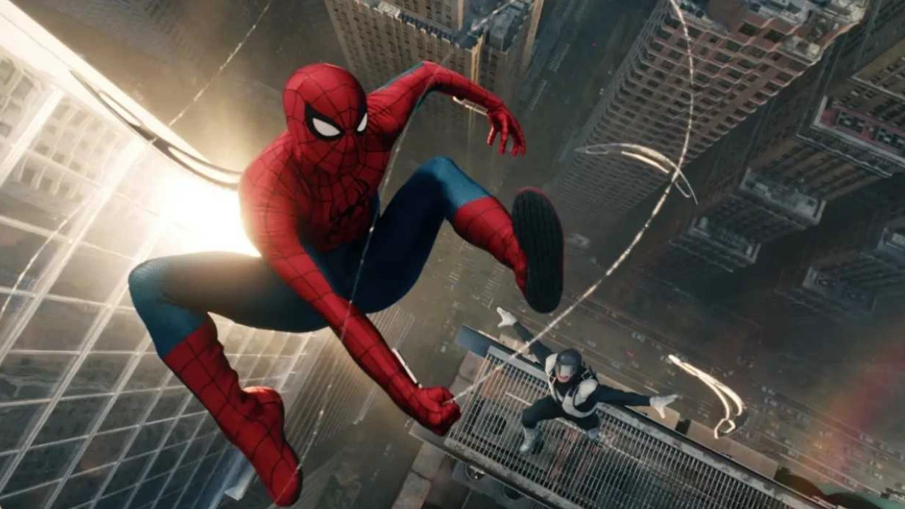 Homem-Aranha com novo uniforme em cena urbana