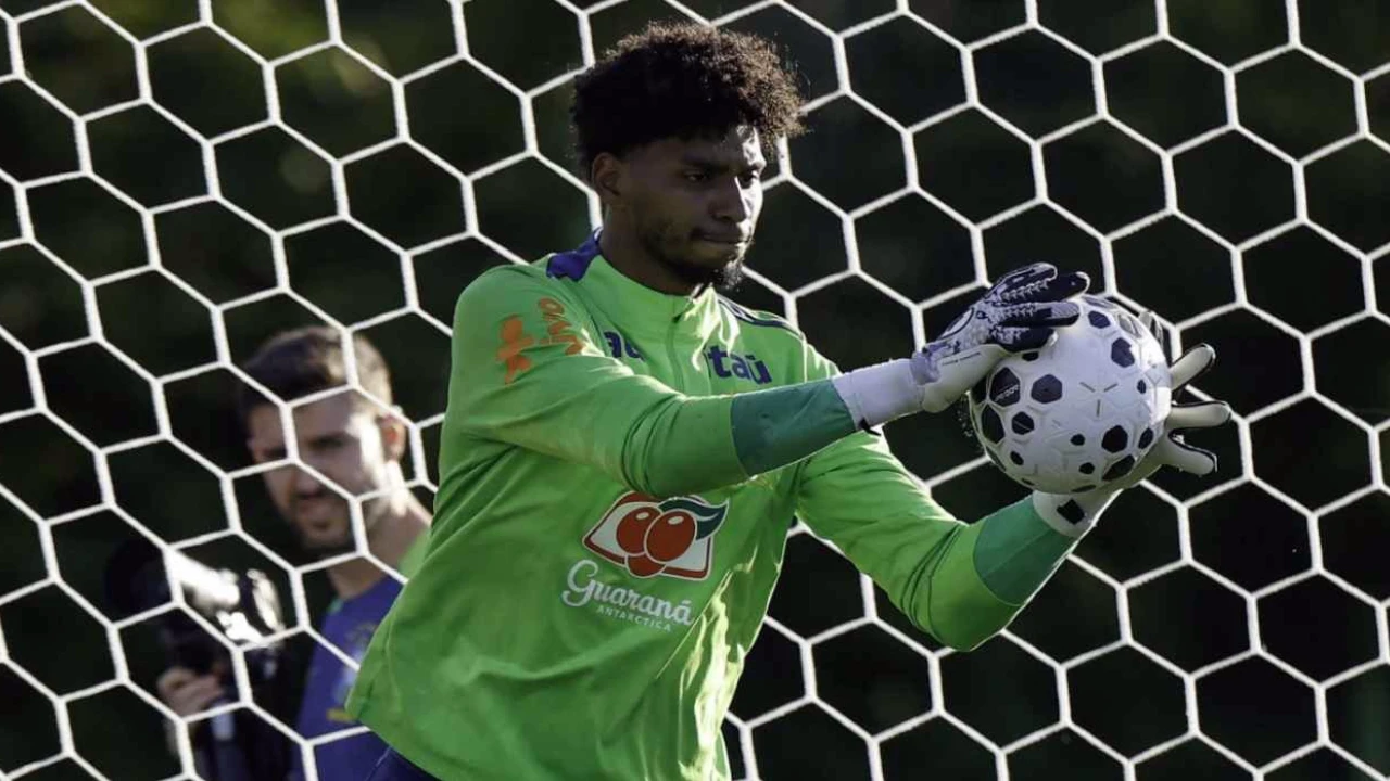 Hugo Souza em jogo pelo Corinthians