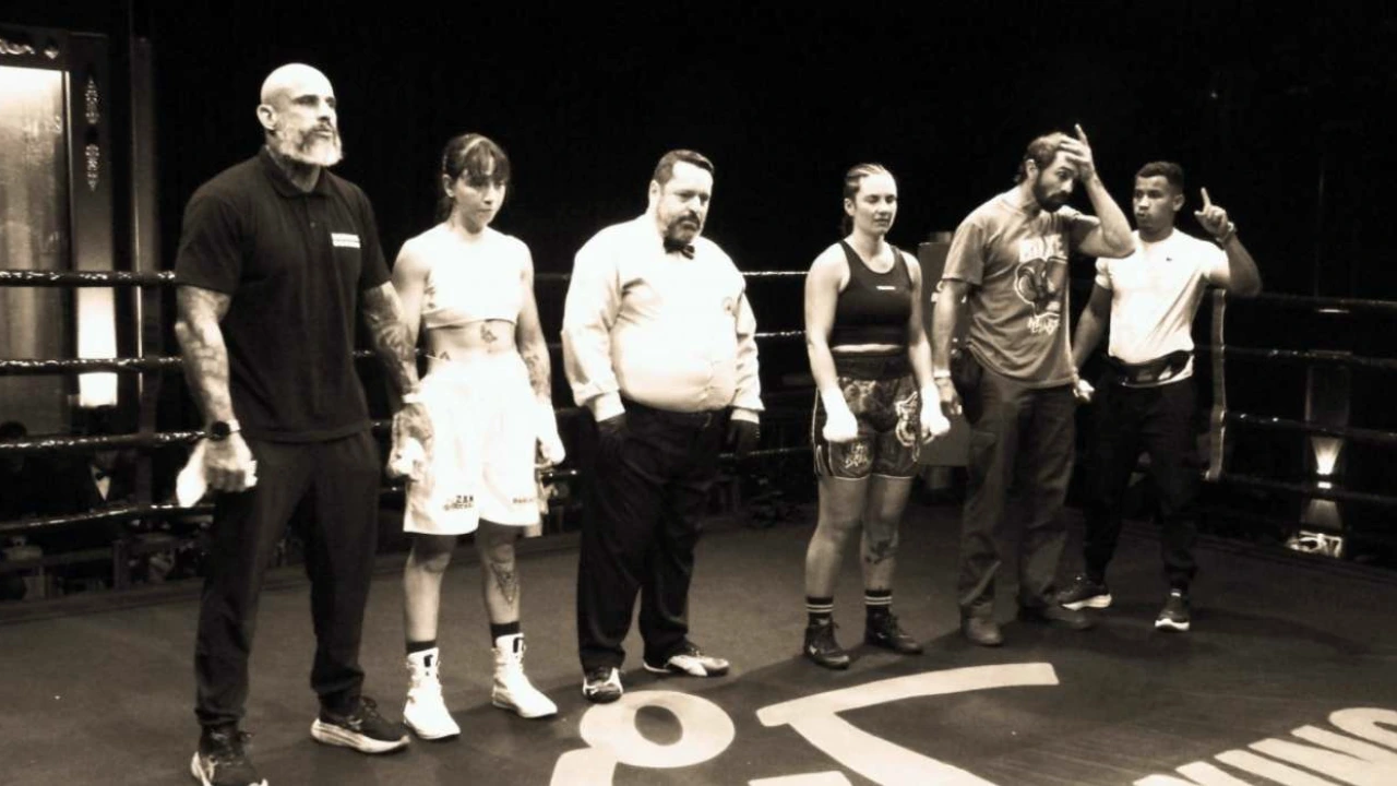 Lutadores de boxe em combate durante evento Outboxing Fight Night