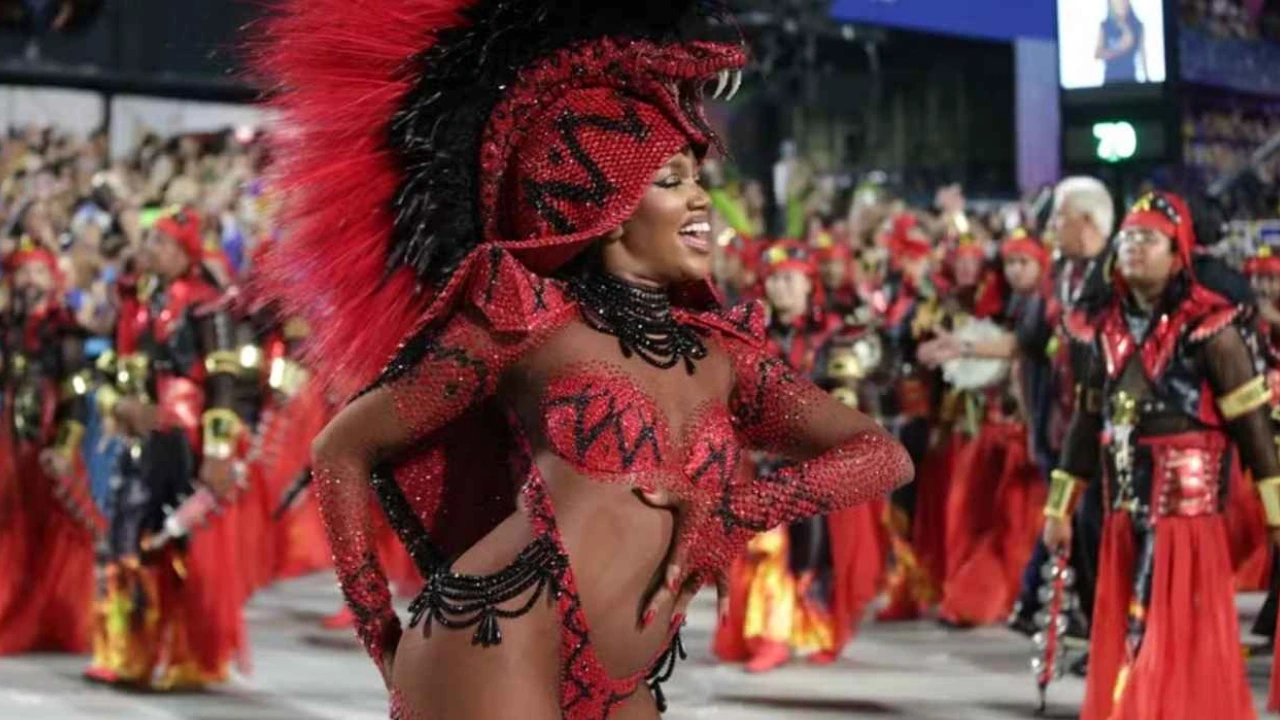 Iza desfilando como rainha de bateria da Imperatriz Leopoldinense