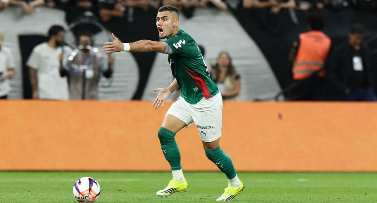 Torcedor assistindo a partida de futebol pela televisão com a programação dos Jogos hoje (04/03/26) ao vivo de futebol