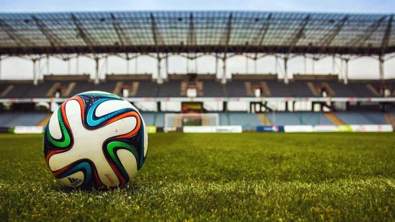 Jogador disputa bola em partida de futebol Jogador disputa bola em partida de futebol