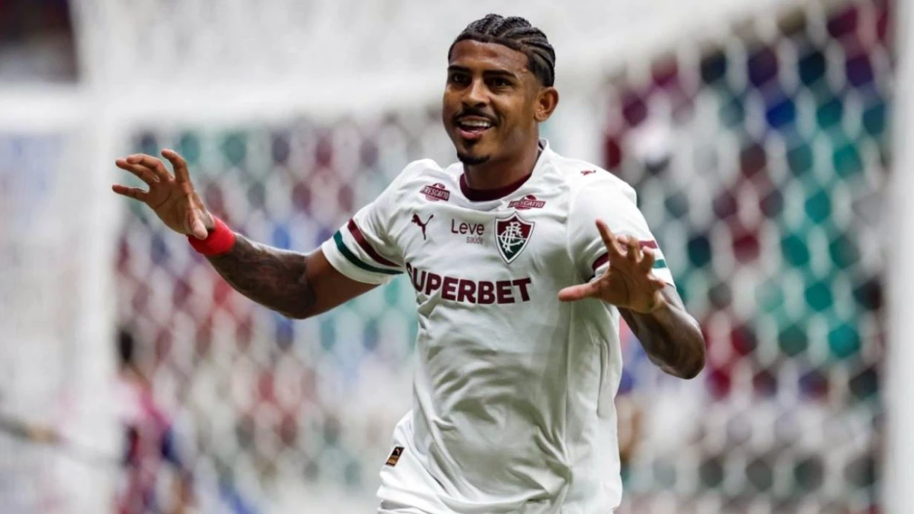 John Kennedy finalizando ao gol pelo Fluminense no Brasileirão