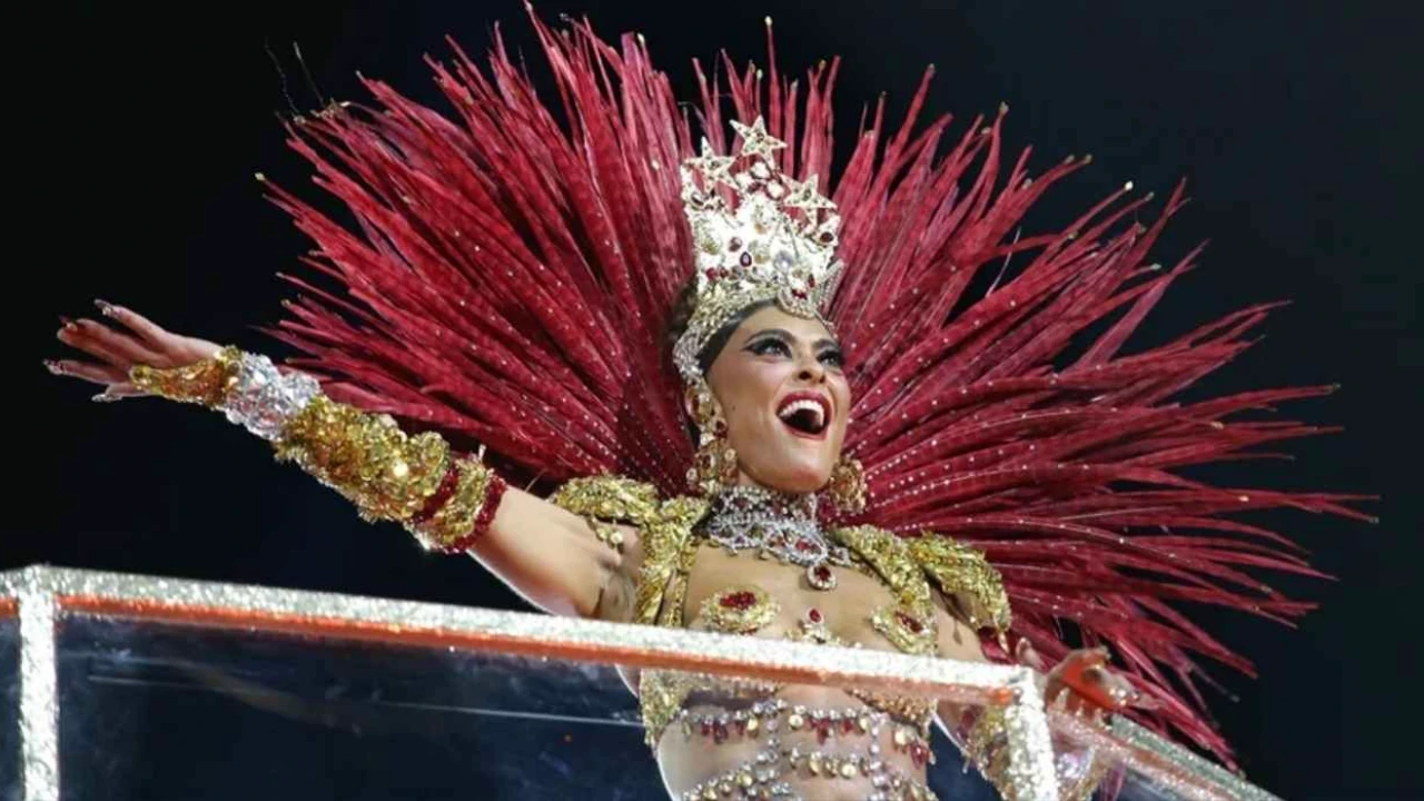 Juliana Paes desfilando como rainha de bateria da Viradouro
