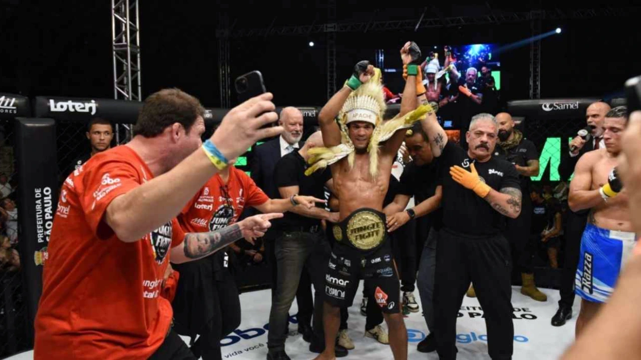 Emerson Apache golpeia Alejandro Delgado no Jungle Fight 148 em São Paulo