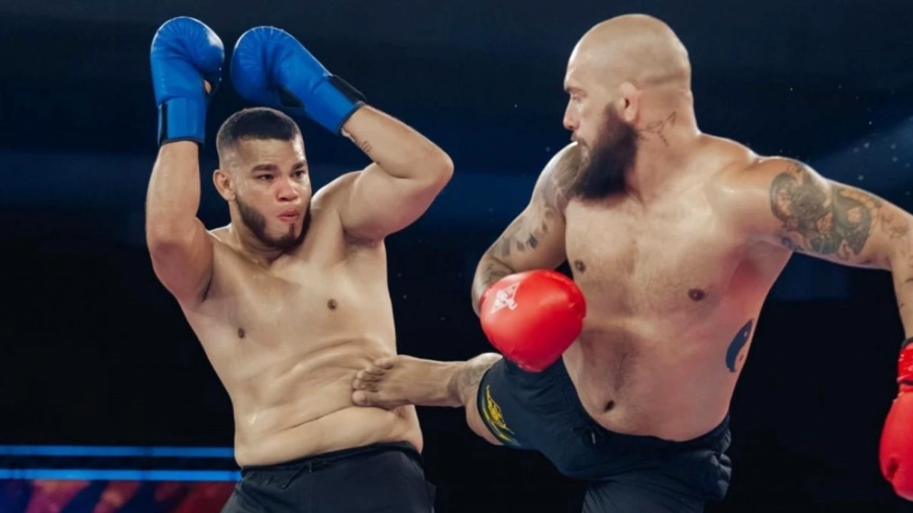 Lutas do Kung-Fu Fight 42 realizadas em ginásio com atletas em combate