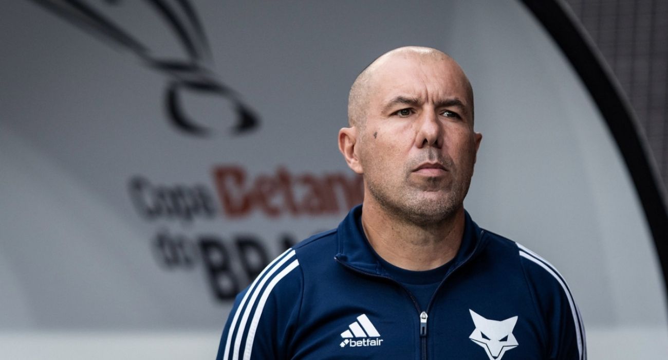 Leonardo Jardim desembarca no Aeroporto do Galeão para assinar contrato com o Flamengo Leonardo Jardim desembarca no Aeroporto do Galeão para assinar contrato com o Flamengo