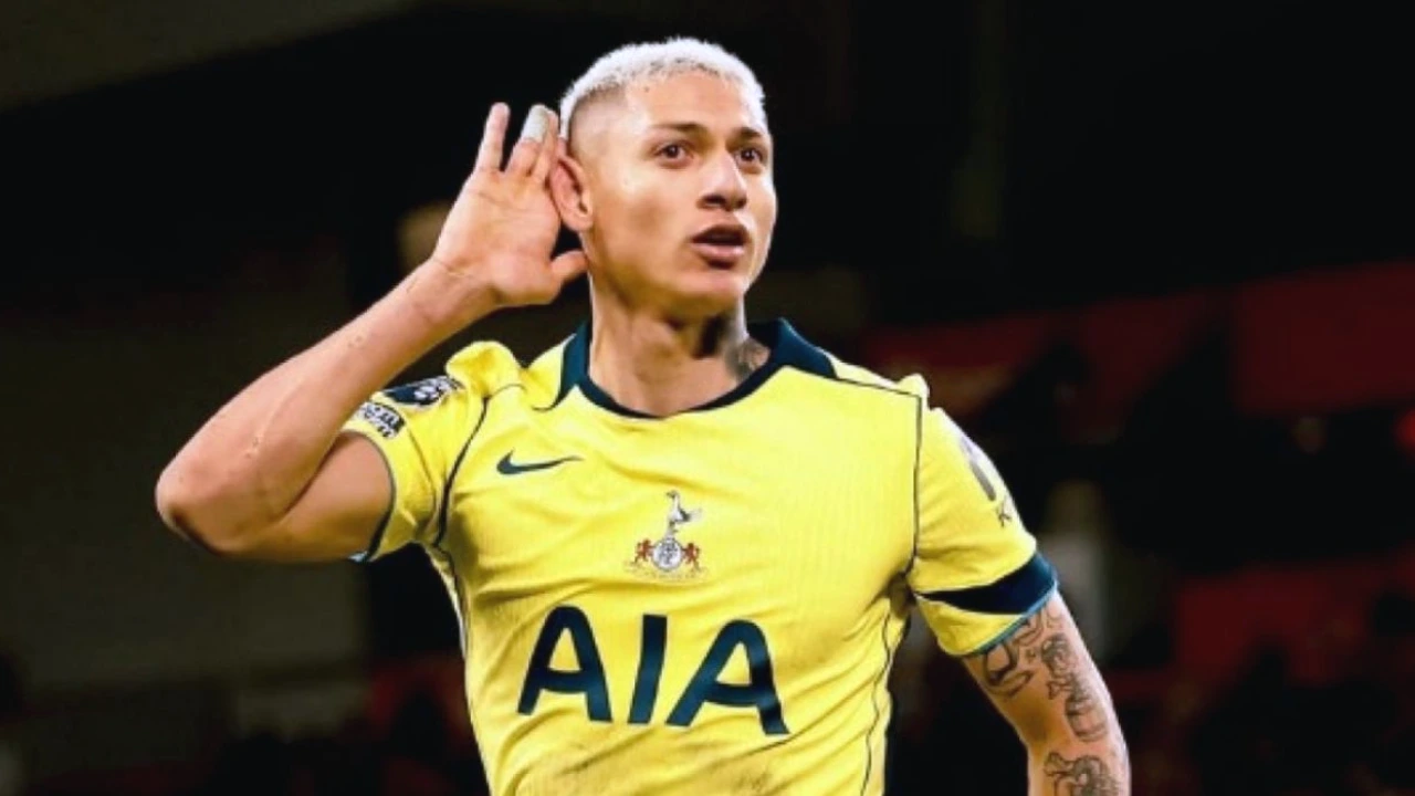 Richarlison comemora gol do Tottenham contra o Liverpool