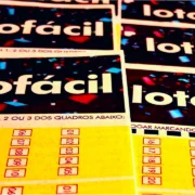 Volantes da modalidade lotérica Lotofácil, que em seu concurso 3627, nesta quarta-feira, 04/03, teve 5 apostas ganhadoras após apuração do resultado com rateio dos prêmios | Enzo Carvalho/Folha do Leste