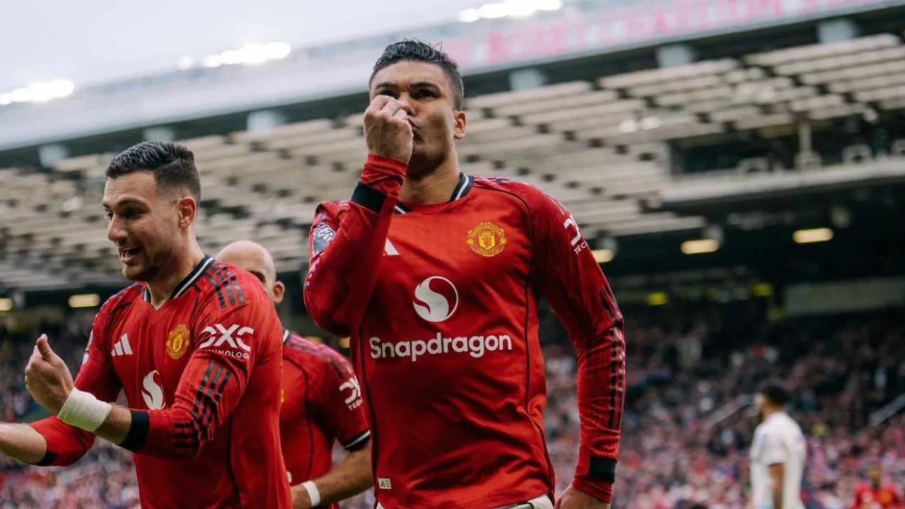 Casemiro comemora gol pelo Manchester United contra o Aston Villa