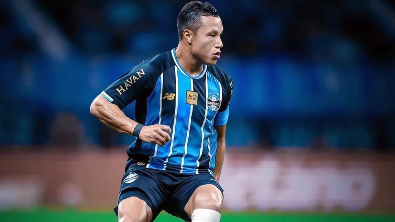 Marlon sendo atendido após lesão em jogo do Grêmio Marlon sendo atendido após lesão em jogo do Grêmio