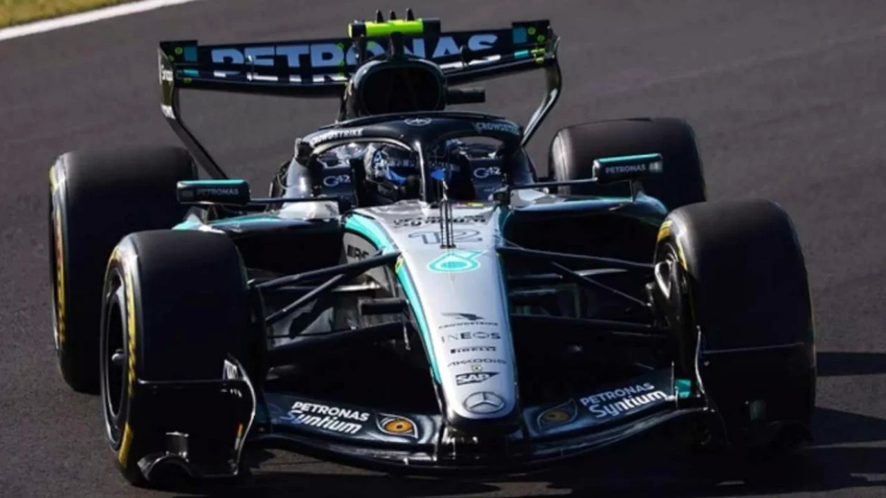 Carro da Mercedes liderando treino em Suzuka Carro da Mercedes liderando treino em Suzuka