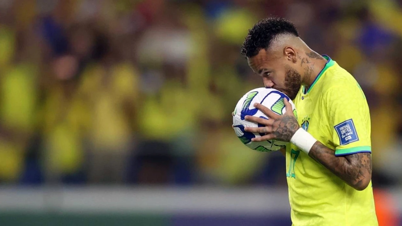 Neymar em ação com a camisa do Santos durante partida