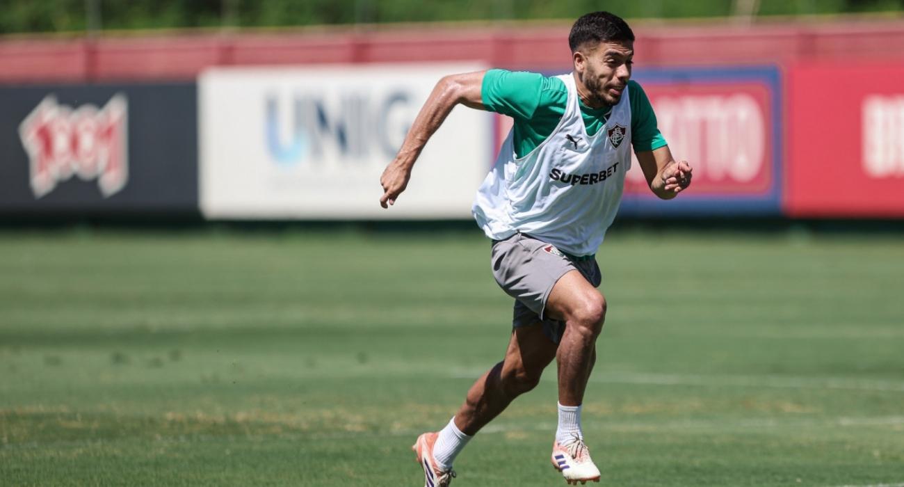 Nonato treinando com o elenco do Fluminense no CT Carlos Castilho