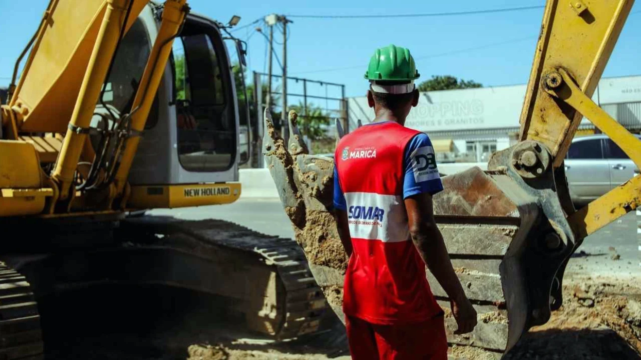 Obra de urbanização com pavimentação e drenagem em bairro de Maricá